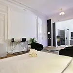 Ng Suitehome Balnéo Collège *